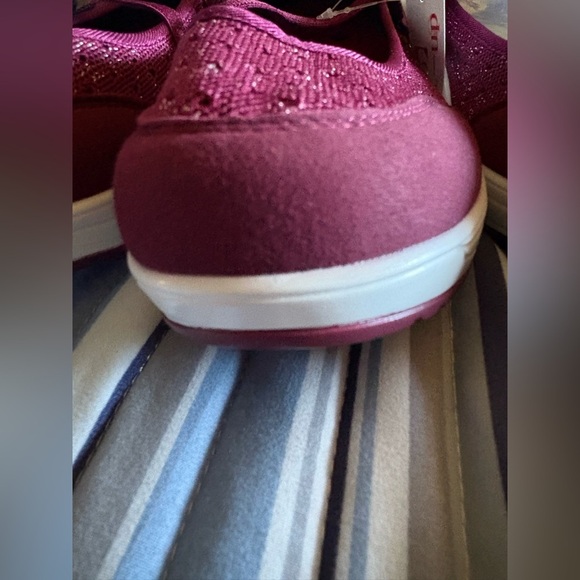 Women's Burgundy Slip-On Shoes
Adjustable Velcro
NWT-Super Comfortable - Picture 8 of 8